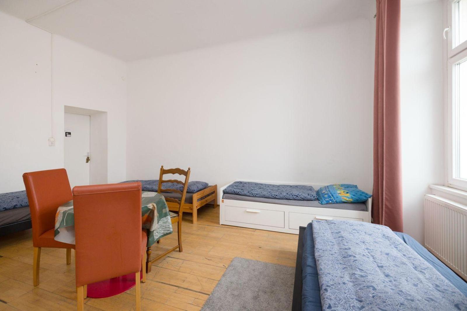 Hostal Center *